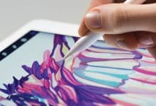 Quelqu'un tenant un apple pencil tout en dessinant sur un iPad dans procreate