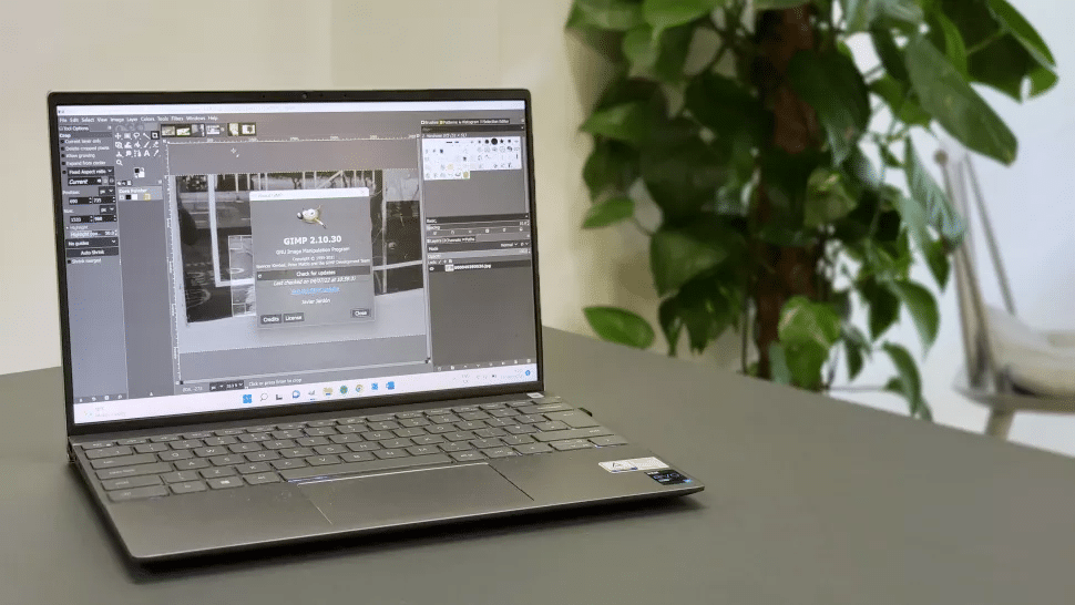 Le logiciel de retouche d'images GIMP, l'une des meilleures alternatives à Photoshop, utilisé sur un ordinateur portable Windows.