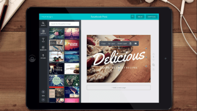 Canva ouvert dans une tablette posé sur une table en bois