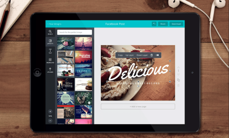 Canva ouvert dans une tablette posé sur une table en bois